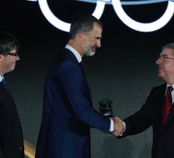 Su Majestad el Rey, acompañado por el presidente de la Generalitat, entrega un reconocimiento al presidente del Comité Olímpico Internacional, Thomas 