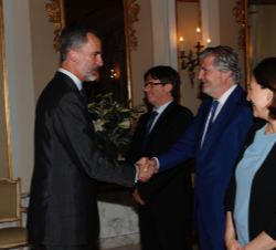 Don Felipe es saludado por el ministro de Educación, Cultura y Deportes, Íñigo Méndez de Vigo, a su llegada al Palacio Albéniz