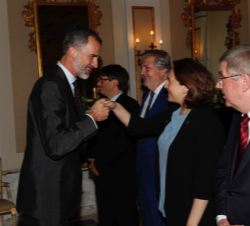 Don Felipe recibe el saludo de la alcaldesa de Barcelona, Ada Colau, a su llegada al Palacio Albéniz