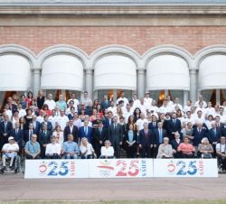 Fotografía de grupo con autoridades y deportistas olímpicos y paralímpicos asistentes al acto del Palacio Albéniz
