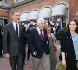 Su Majestad el Rey acompañado por la alcaldesa de Barcelona, Ada Colau, y el exalcalde de Barcelona y expresidente del COOB'92, Pascual Maragall