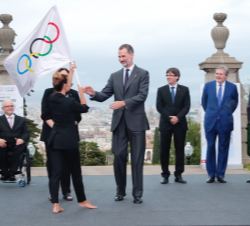 Don Felipe recibe la Bandera Olímpica y Paralímpica
