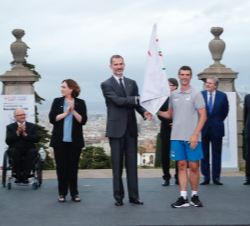 Su Majestad el Rey entrega la Bandera Olímpica y Paralímpica al presidente de la Fundación CET10, Carles Meilan