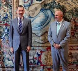 Su Majestad el Rey junto al presidente del Consell de Mallorca, Miquel Esenyat Riutort