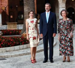 Sus Majestades los Reyes y Su Majestad la Reina Doña Sofía a su llegada al Palacio de La Almudaina