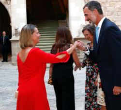 Su Majestad el Rey recibe el saludo de la delegada del Gobierno en las Illes Balears, María Salom