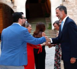 Su Majestad el Rey recibe el saludo del alcalde de Palma de Mallorca, Antoni Noguera