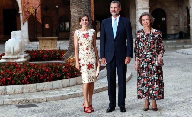 Sus Majestades los Reyes y Su Majestad la Reina Doña Sofía a su llegada al Palacio de La Almudaina