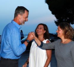 Don Felipe es saludado por la delegada del Gobierno en Baleares, María Salom