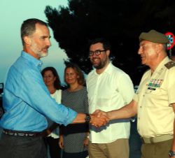 Don Felipe es saludado por el comandante general de Baleares, Juan Cifuentes
