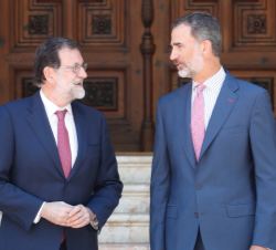 Su Majestad el Rey conversa con el presidente del Gobierno, Mariano Rajoy