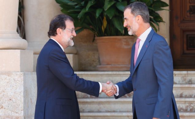 Su Majestad el Rey recibe el saludo del presidente del Gobierno, Mariano Rajoy, a su llegada al Palacio de Marivent