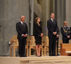 Sus Majestades los Reyes y el Presidente Rebelo de Sousa, en su lugar de honor en el Presbiterio de la Sagrada Familia