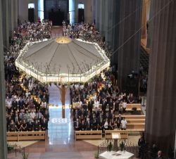 Vista del interior de la Sagrada Familia durante la ceremonia religiosa