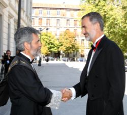 A su llegada, Su Majestad el Rey recibe el saludo del presidente del Tribunal Supremo y del Consejo General del Poder Judicial, Carlos Lesmes