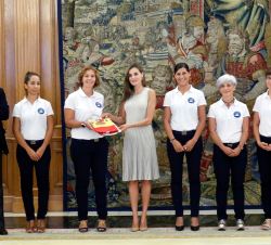 Doña Letizia entrega la bandera de España que las expedicionarias portarán durante la travesía ártica