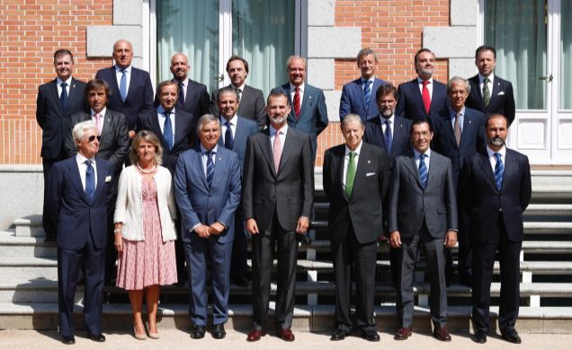 Su Majestad el Rey junto al Consejo Directivo del Real Automóvil Club de España (RACE)