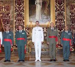 Fotografía de grupo de Su Majestad el Rey con generales de división