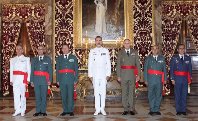 Fotografía de grupo de Su Majestad el Rey con generales de división