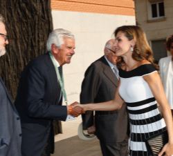 Su Majestad el Reina recibe el saludo del presidente de la Asociación Española contra el Cáncer (aecc) y de su Fundación Científica, Ignacio Muñoz, a 
