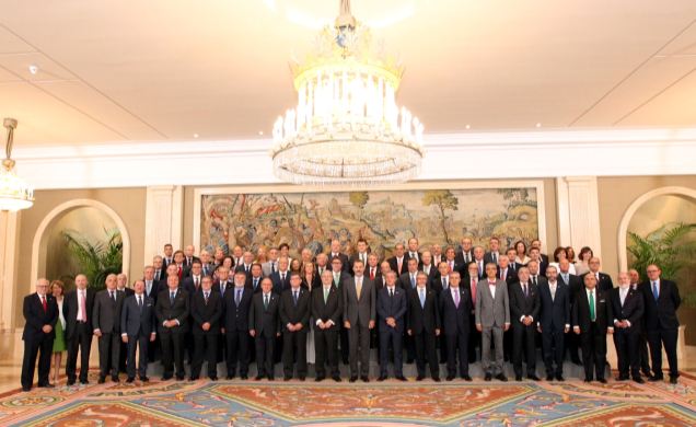 Su Majestad el Rey junto a los integrantes de la Asamblea General del Consejo General de Colegios Oficiales de Médicos de España