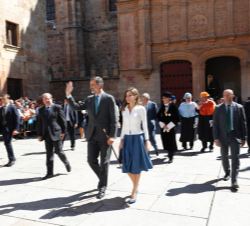 Sus Majestades los Reyes a su salida de la Universidad de Salamanca