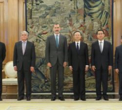 Su Majestad el Rey junto al al consejero de Estado para Relaciones Internacionales de la República Popular China, Yang Jiechi, acompañados por las del