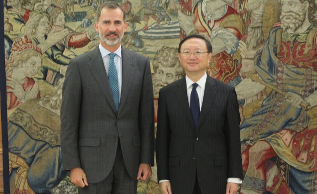 Su Majestad el Rey junto al consejero de Estado para Relaciones Internacionales de la República Popular China, Yang Jiechi