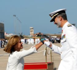 Su Majestad el Rey recibe el saludo de la ministra de Defensa, María Dolores de Cospedal García