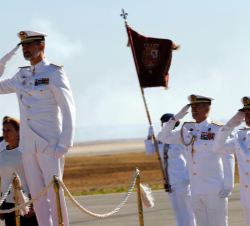 Don Felipe recibe Honores de Ordenanza en la explanada de la Flotilla de Aeronaves en la Base Naval de Rota