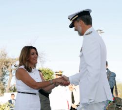 Don Felipe recibe el saludo de la presidenta de la Junta de Andalucía, Susana Díaz Pacheco