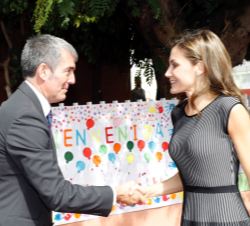 Su Majestad la Reina recibe el saludo del presidente del Gobierno de Canarias, Fernando Clavijo, a su llegada al Centro Educativo de Infantil y Primar