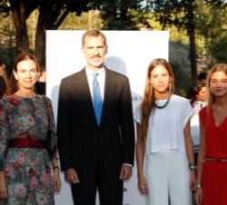 Su Majestad el Rey junto a Luisa Sáenz y sus hijas