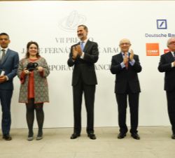 Don Felipe tras entregar el galardón, diploma y estatuilla —escultura de Martín Chirino— a Juanita González-Uribe y Daniel Paravisini