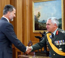 Su Majestad el Rey recibe el saludo del general Mikhail Kostarakos, Presidente del Comité Militar de la Unión Europea