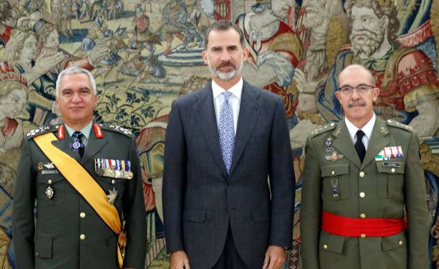 Su Majestad el Rey junto al general Mikhail Kostarakos, presidente del Comité Militar de la Unión Europea y al jefe de Estado Mayor de la Defensa, Fer