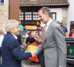 Su Majestad el Rey recibe el saludo del alcalde de Somiedo, Belarmino Fernández Fervienza