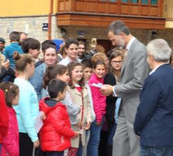 Don Felipe con un grupo de niños de Somiedo, en presencia de su alcalde, Belarmino Fernández Fervienza