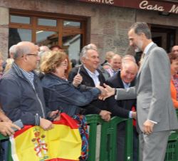 Don Felipe saluda a los ciudadanos de Somiedo que salieron a la calle a recibirle