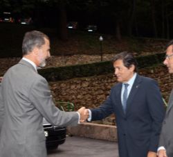Su Majestad el Rey recibe el saludo del presidente del Principado de Asturias, Javier Fernández