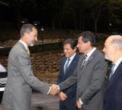 Su Majestad el Rey recibe el saludo del presidente de la Junta General del Principado de Asturias, Pedro José Sanjurjo