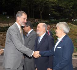 Su Majestad el Rey recibe el saludo del alcalde de Somiedo, Belarmino Fernández Fervienza