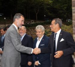 Su Majestad el Rey recibe el saludo del presidente del Consejo de Administración Ejecutivo del Grupo EDP, Antonio Mexia