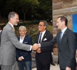 Su Majestad el Rey recibe el saludo del presidente de EDP España, Manuel Menéndez