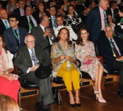 Su Majestad la Reina en primera fila de asientos junto a la secretaria de Estado de Investigación, Desarrollo e Innovación, el presidente de la AECC, 