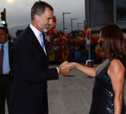 Don Felipe recibe el saludo de la presidenta de las Illes Balears, Francina Armengol, a su llegada al Palacio de Congresod de Palma