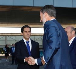 Su Majestad el Rey saluda al presidente de Telefónica, José María Álvarez-Pallete