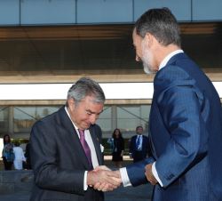 Su Majestad el Rey saluda al presidente del Círculo de Empresarios, Javier Vega de Seoane
