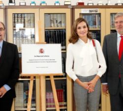 Su Majestad la Reina tras descubrir una placa conmemorativa de la visita, acompañada por el ministro de Educación, Cultura y Deporte, Íñigo Méndez de 