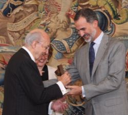 Su Majestad el Rey entrega el Premio Enrique V. Iglesias al Desarrollo del Espacio Empresarial Iberoamericano al empresario hispano-mexicano, Placido 